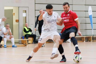 Fußball-Hallenpokal: SG Rotschau schlägt sich durch Tätlichkeit selbst - Nali Dressel (Ranch/links) und Werdas Ruven Rittrich im Zweikampf. Beide qualifizierten sich mit ihren Teams.