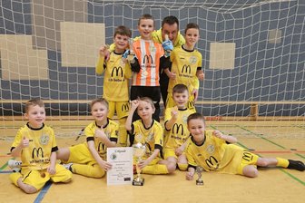 Fußball-Hallenturniere des SV Merkur Oelsnitz: Die Sieger heißen VFC Plauen, Grün-Weiß Tanna und VfB Schöneck - Die Mannschaft des VFC Plauen jubelte als Sieger nach dem Turnier der F-Junioren.