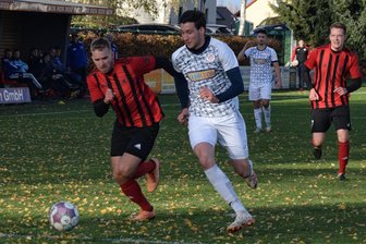 Fußball: Harte Brocken für Germania Mittweida und SC Altmittweida in den letzten Heimspielen des Jahres - Ob Toni Hahn (l.), hier beim Spiel gegen den HFC Colditz in Hausdorf am Sonntag, gegen Großenhain aufläuft, ist noch fraglich. Die Colditzer sind beim SC Altmittweida zu Gast.