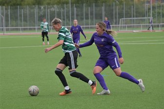 Fußball: Herolder Knoten soll im Nachholspiel endlich platzen - Sandra Eckelmann (l.) und ihre Teamkolleginnen beim ESV Eintracht Thum-Herold visieren gegen Zwickau die ersten Punkte an.