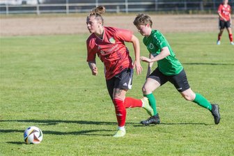 Fußball: Herolderinnen auch in Leipzig ohne Erfolgserlebnis - Laura Meyer (l.) und den Herolder Fußballerinnen bleibt ein eigener Treffer vorerst weiter verwehrt.