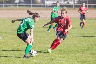 Fußball: Herolderinnen zahlen erneut Lehrgeld - So sah es vor allem in der ersten Halbzeit öfter aus: Die Leipzigerinnen mit Johanna Kaiser (l.) am Ball, die Herolderinnen um Laura Meyer können nur zuschauen.