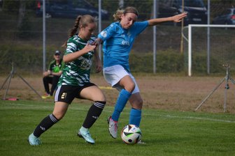 Fußball: Herolderinnen ziehen sich achtbar aus der Affäre - Viel Abwehrarbeit hatten die Herolder Fußballerinnen um Resi Bergelt (l.) gegen den Chemnitzer FC zu verrichten.