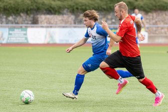 Fußball im Erzgebirge: Annaberger am Wochenende gleich doppelt gefordert - Lucas Walther (l.), hier im Testspiel gegen Döbeln, und die Fußballer des VfB Annaberg treffen am Wochenende auf einen anderen Sachsenklasse-Vertreter.