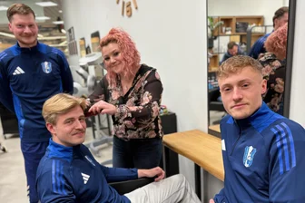 Fußball im Erzgebirge: Der perfekte Auftritt fängt in Albernau schon bei der Haarpracht an - Jonas Klötzer, Vincent Ebert und Robin Gräser (v. l.) vom SV Albernau sind Stammgäste bei Friseurmeisterin Christina Mothes in Aue.