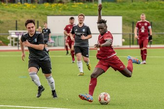 Fußball im Erzgebirge: Primus-wechsel-dich-Spiel in der Kreisliga Ost geht weiter - Lauters Stürmer Bojang Abdoulle (r.) brachte seine Elf gegen Crottendorf (mit Maximilian Süß) in Führung. Am Ende hieß es 2:2.
