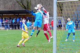 Fußball im Erzgebirge: Spitzenteams der Kreisliga aus Zschopau und Dittmannsdorf treffen auch im Pokal aufeinander - Im Ligaspiel im November trennten sich Zschopaun und Dittmannsdorf 1:1. Oliver Weise (Mitte) traf damals per Sonntagsschuss zum späten Ausgleich.