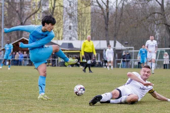 Fußball im Vogtland: Concordia Plauen gewinnt das Stadtteilduell - Concordias Doppeltorschütze Arjuna Sundar Duran (links) zieht hier ab, Wackers Sascha Reyer wirft sich in den Schuss.