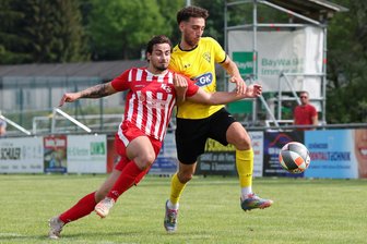 Fußball im Vogtland: Das Wochenende der Entscheidungen steht an - Schönecks Tobias Grill (rechts im Zweikampf mit dem Stollberger Diego Köhler) und seine Mannschaftskameraden könnten am Sonntag den Titel feiern.