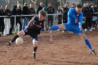 Fußball im Vogtland: FSV Treuen gleicht zweimal Rückstand aus – Merkurs 0:7 gibt Rätsel auf - Ellefelds Florian Seemann (rechts) springt hier in eine Flanke des Treueners Julian Bauch.