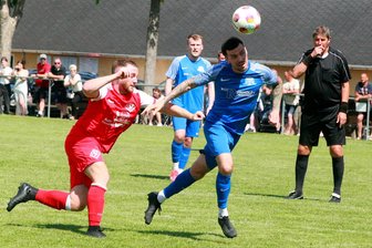 Fußball im Vogtland: FSV Treuen steht plötzlich auf einem Aufstiegsplatz - Großfriesens Kenneth Mierendorf (blaues Trikot) gewinnt hier das Kopfballduell gegen den Leubnitzer Ramon Vogel. Rechts Referee Stefan Gäbler.