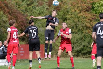 Fußball im Vogtland: FSV Treuen zerstört Fortuna Plauen und springt an die Tabellenspitze - Treuens Louis Schlosser beim Kopfball, Teamkamerad Moritz Mayer (Nummer 19) und Fortunas Kevin Wülfert (rechts) schauen zu.