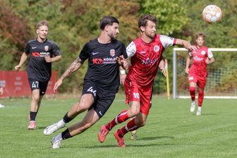 Fußball im Vogtland: Treuen erstmals Spitzenreiter – Wie lange bleibt der Höhenflug? - Der FSV Treuen (Moritz Seidel, links) und der FSV Treuen (Karsten Kaiser, rechts) waren vor Saisonbeginn die einzigen Teams, die sich einen Platz unter den ersten drei auf die Fahnen geschrieben hatten. Nach dem 8:1 für Treuen am vergangenen Wochenende liegen aber nur die Treuener in der Erfolgsspur.