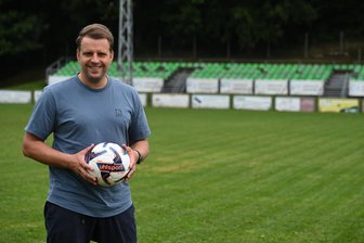 Fußball in Chemnitz: Rollt der Ball bald wieder an der Chemnitztalstraße? - VfB-Fortuna-Vereinspräsident Kay Morgenstern. Im Hintergrund die restaurierte Tribüne im Stadion an der Chemnitztalstraße.