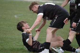 Fußball in Mittelsachsen: Favoriten kommen im Pokal mit einem blauen Auge davon - Die Erlösung kurz vor Ende der Verlängerung: Jonas Löschner jubelt mit Finn-Erik Stöcker über das Weiterkommen für Barkas Frankenberg.