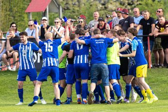 Fußball in Mittelsachsen: Germania Mittweida zieht ins Endspiel des Kreispokals ein - Die Fußballer von Germania Mittweida stehen im Finale des Kreispokals. Felix Reuther (l.) erzielte den zwischenzeitlichen Ausgleich – und hielt eine leidenschaftliche Ansprache.