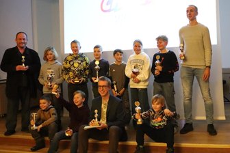 „Fußball ist keine Hexerei“: Crimmitschauer Kinder drehen eigenen Film für Festival in Berlin - Die Crimmitschauer mit Daniel Wermke (l.), Sebastian Simon (r.) und Oliver Bärthel (M., sitzend).
