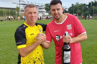 Fußball-Jubiläum in Neumark: FSV Zwickau und VFC Plauen kommen zum Oldie-Spiel und ein Europacupheld sitzt auf der Bank - VFC-Kicker Marco Hölzel (links) und Zwickaus Davy Frick beim Hinspiel im Vorjahr.