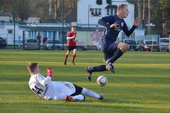 Fußball: Kartenflut und viele Diskussionen bei Spitzenspiel in Raschau-Markersbach - Ordentlich zur Sache ging es im Spitzenspiel der Kreisliga West. In dieser Szene kann Neuwürschnitz' Torwart Marc Reuter in höchster Not vor Raschaus Dave Hupke klären.