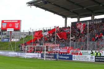 Fußball-Klassiker zwischen FSV Zwickau und Halleschem FC: Mehr als 300 Polizeibeamte im Einsatz - Fans aus Halle haben vor der Partie einen Bus beschädigt.