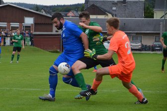 Fußball: Königswalder warten weiter auf ersten Saisonsieg - Kevin Bräuer (l.), hier in einer früheren Partie, erzielte die Königswalder Führung in Großrückerswalde.