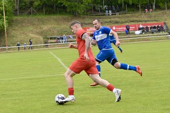 Fußball-Kreisliga: Dittmannsdorfer feiern Wiederaufstieg, Ärger vor dem Derby in Lößnitz - Nick Steg (am Ball) und der FC Lößnitz II mussten sich im Derby gegen den SV Affalter (im Bild Nick Hunger) mit einem Unentschieden begnügen.