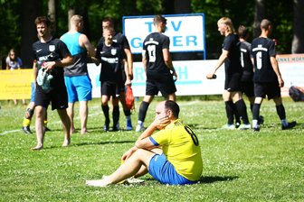 Fußball, Kreisliga: Drebacher Reserve jubelt, Geyer versinkt im Tal der Tränen - Patrick Neubert vom TSV Geyer ist am Boden zerstört. Nach dem 1:7 gegen Gebirge-Gelobtland steigt der TSV in die 1. Kreisklasse ab.