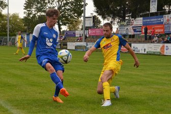 Fußball-Kreisliga: Intensives Topspiel zwischen Olbernhau und Zschopau findet keinen Sieger - Ein intensives Spitzenspiel lieferten sich die SV Olbernhau (mit Sven Fischer, l.) und die BSG Motor Zschopau (mit Tom Müller).