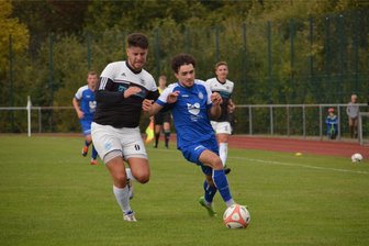 Fußball-Kreisliga: Olbernhauer Neuzugang schnürt in Gelenau einen Fünferpack - Erwischte in Gelenau einen Sahnetag: Martin Hanschke (r.), hier im Laufduell mit dem Gelenauer Ricardo Köhler, traf beim 7:0-Sieg der SVO gleich fünfmal und bereitete einen Treffer vor.