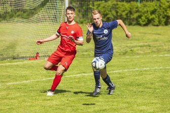 Fußball-Kreisliga: Spitzenreiter aus Lößnitz und Dittmannsdorf geben sich keine Blöße - Martin Vedder (l.) und der FC Lößnitz sind nach dem 3:2-Sieg beim SVM Raschau-Markersbach mit Dave Hupke weiter auf Aufstiegskurs.