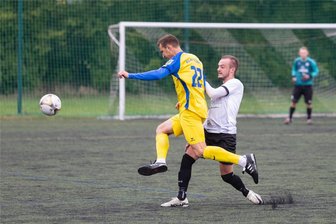 Fußball-Kreisliga: Titelaspiranten aus Zschopau und Crottendorf geben sich keine Blöße - Max Flade, der hier von Gelenaus Frederic Groß bedrängt wird, trug sich beim 4:0-Sieg der BSG Motor Zschopau in die Torschützenliste ein.