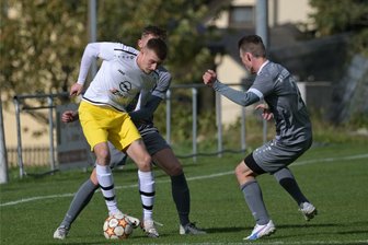 Fußball: Kreisligisten mucken im Erzgebirgspokal weiter auf - Felix Teubert (l.), der hier den Ball gegen Neudorfs Erik Kaufmann verteidigt, setzte beim 4:1-Sieg des ESV Zschorlau den Schlusspunkt.