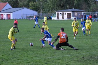 Fußball-Kreispokal: Dramatik in Neukirchen und ein Schreckmoment schon vor dem Anpfiff - Der Glauchauer Tobias Rothe (blaues Trikot) bedrängt das Neukirchener Tor mit Keeper Linus Eiber, der später im Elfmeterschießen zwei Bälle parierte.