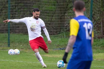 Fußball-Kreispokal: Ebersbrunn entscheidet Abnutzungskampf auf einem gutem Rasenplatz in Waldenburg spät für sich - ESV-Kapitän Fritz Gerisch (am Ball) erzielte in der 5. Minute das erste und in der 120. Minute das letzte Tor seiner Mannschaft, die es mit dem Halbfinaleinzug eine Runde weiter geschafft hat als im Vorjahr.