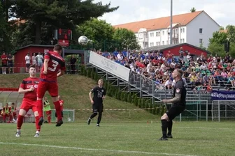 Fußball-Kreispokal: Endspiel wird zum Stadtderby - Wirklich unter Druck geriet die Zwickauer-Lok-Abwehr um Felix Matthaeus (hier beim Kopfball) gegen Oberfrohna nur selten. 