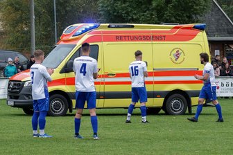 Fußball-Kreispokal: Erste Entwarnung nach Schreckmoment beim Stadtderby Lok Glauchau-Niederlungwitz gegen VfB Empor II - Am Sonntag kam es zu einem Rettungswagen-Einsatz auf dem Platz des SV Lok Glauchau-Niederlungwitz. Betroffen war ein Spieler des VfB Empor II, dessen Mannschaftskollegen ihn mit aufmunternden Worten und Gesten ins Krankenhaus verabschiedeten.