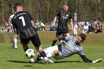 Fußball-Kreispokal: FC Werda feuert im Viertelfinale Leubnitzer SV an – aber nun geht es gegeneinander - Bei Fortuna Plauen hält der Trainer noch selbst: Alexander Grötzsch (am Boden) klärt hier gegen den Erlbacher Max Opel (l.).