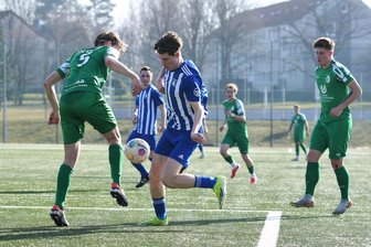 Fußball-Kreispokal: Germania Mittweida muss gegen Rotation Göritzhain in die Verlängerung - Hans Weinert (M.), hier in der Vorsaison gegen Eiche Reichenbrand, trug sich am Mittwochabend auch in die Torschützenliste ein. Allerdings ließ er auch einige dicke Chancen liegen.