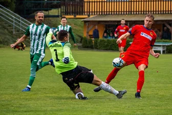 Fußball-Kreispokal: Lunzenauer Offensive hat gegen Langhennersdorf noch Rechnung offen - Im Ligaspiel war es ein Duell der Torhüter: Der Langhennersdorfer Schlussmann Danny Hammermüller blieb gegen Fortschritt, hier mit Franz Gebhart (r.), ohne Gegentreffer. Kann er auch im Pokal seinen Kasten in Lunzenau sauber halten?