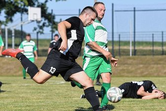 Spannend wurde es nach einer einseitigen ersten Halbzeit in Milkau. Die Gastgeber, hier mit Steve Winkler im Zweikampf mit Florian Igel (l.), holten den 0:3-Pausenrückstand fast noch auf. 