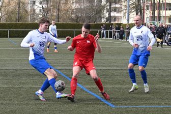 Fußball-Kreispokal: Motor Zwickau-Süd und Wilkau-Haßlau glauben an ihre Außenseiterchance - Im Viertelfinale gegen Glauchau II gelang Yves Nitsche (rotes Trikot) mit dem SV Motor Zwickau-Süd ein 6:3-Sieg. Was ist im Halbfinale drin?