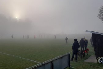 Fußball-Kreispokal: Nebelwand erzwingt Spielabbruch in Geringswalde - Innerhalb von 10 Minuten zog die Nebelfront während der Halbzeitpause ein.