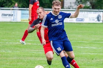 Fußball-Kreispokal: Seriensieger ist schon raus - Wacker-Spieler Christian Schneider (blaues Trikot) behauptet in dieser Szene den Ball vor dem Weischlitzer Maik Gork. Das Spiel entschieden am Ende jedoch die Platzherren für sich.