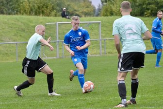Fußball-Kreispokal: Zuschauerhoch in Mosel, ein Motor als Bremse und ein Futsal-Meister in Topform - Tim Seifert (am Ball) erzielte für Crossen im Duell mit Mosel das zwischenzeitliche 2:1 für den TSV.