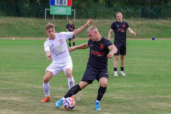 Fußball-Kreispokal Zwickau: Wann und wo das Achtelfinale ausgelost wird - Das Hauptrundenduell zwischen dem Meeraner SV (dunkle Trikots) und dem Ebersbrunner SV (in weiß) hatten vorige Woche die Gäste 3:1 für sich entschieden.