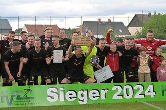 Fußball-Kreispokalfinale: Lichtenstein jubelt nach Taktikkniff - Waldenburg als Vorbild für die Profis - Da ist das Ding: Fortschritt Lichtenstein freut sich über den Sieg im Marx-Städter-Kreispokalfinale.