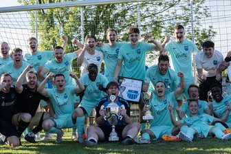 Fußball-Kreispokalfinale: Nervenstarker VfL Chemnitz trifft TSV Ifa ins Mark - Der VfL Chemnitz jubelt nach dem Sieg im Finale des Fußball-Kreispokals.