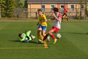 Fußball-Kreisverband freut sich über leichtes Plus bei Mannschaftsmeldungen im Erzgebirge - Der FSV Motor Marienberg II (mit Torwart Gino Weber und Kimi Hille) und der VfB Annaberg II (mit Rob Schmiedl, r.) treffen auch in der kommenden Saison wieder aufeinander – diesmal aber in der Kreisliga.