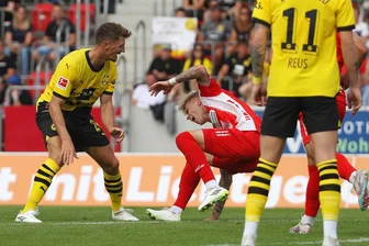 Fußball: Kreuzbandriss verhindert für Zwickauer eine Premiere - Im Freundschaftsspiel gegen Borussia Dortmund passierte es: Bei einem Zweikampf mit Gegenspieler Thomas Meunier knickt Ben-Luca Moritz unglücklich um und riss sich das Kreuzband. 
