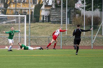 Fußball-Landesklasse: Annabergs Rumpfteam schlägt Thalheims Rumpfteam - Kalte Dusche für die Gäste: Schon nach zwei Minuten schlug Annabergs Valentin Breitfeld zum ersten Mal zu. Thalheims Anton Wendler (links) und Teamkollege Lukas Hirsch können nur noch zuschauen.